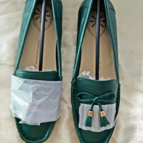 LOAFERS, ISAAC MIZRAHI, LADIES 8W, FOREST GREEN CALF LEATHER, TASSLES ON EACH - Picture 4 of 8